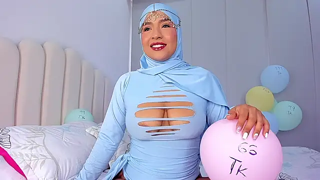Snapshot of Amira-Zahra chatting on 18, 4, 2026 Amira-Zahra online show from 18, 4, 2026