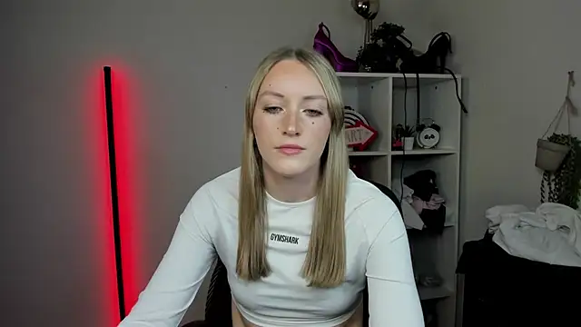 EvelynBlond online show from 10, 4, 2026