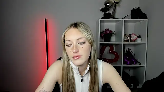 Snapshot of EvelynBlond chatting on 10, 7, 2026 EvelynBlond online show from 10, 7, 2026