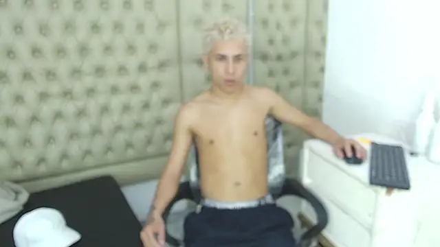 Snapshot of HollmanFronsh chatting on 1, 12, 2025 HollmanFronsh online show from 1, 12, 2025