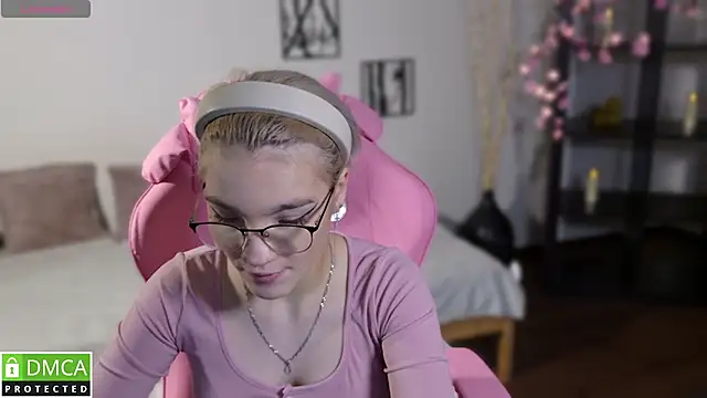 Megan Lora online show from 25, 11, 2025