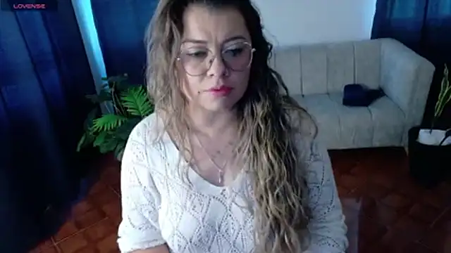 Snapshot of MacarenaSilva chatting on 25, 11, 2025 MacarenaSilva online show from 25, 11, 2025