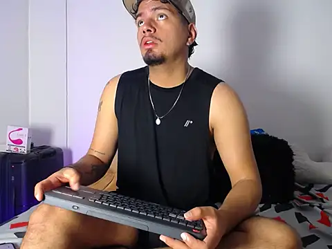 Snapshot of Henry_villa23 chatting on 24, 11, 2025 Henry villa23 online show from 24, 11, 2025