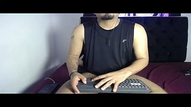 Snapshot of Henry_villa23 chatting on 26, 11, 2025 Henry villa23 online show from 26, 11, 2025