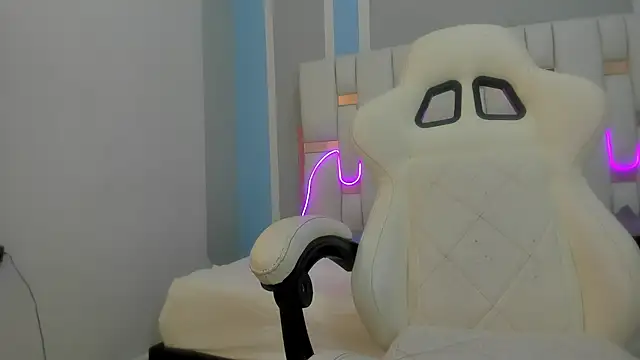 mask red girl online show from 11, 2, 2026