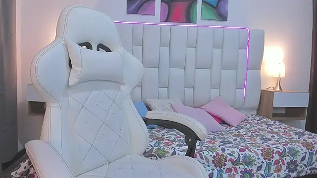 mask red girl online show from 18, 3, 2026