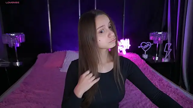 Snapshot of TinyNatalie chatting on 2, 12, 2025 TinyNatalie online show from 2, 12, 2025