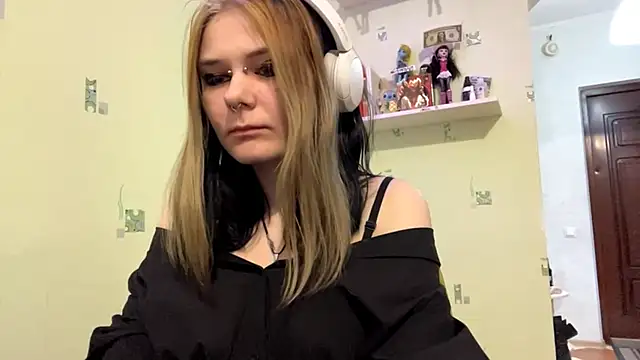 Snapshot of TraceeSchutt chatting on 17, 12, 2025 TraceeSchutt online show from 17, 12, 2025