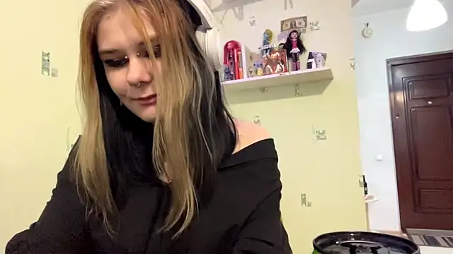 Snapshot of TraceeSchutt chatting on 18, 12, 2025 TraceeSchutt online show from 18, 12, 2025