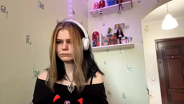 Snapshot of TraceeSchutt chatting on 22, 12, 2025 TraceeSchutt online show from 22, 12, 2025