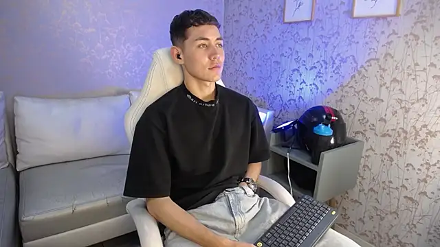 Snapshot of LoganFoster_ chatting on 15, 12, 2025 LoganFoster online show from 15, 12, 2025