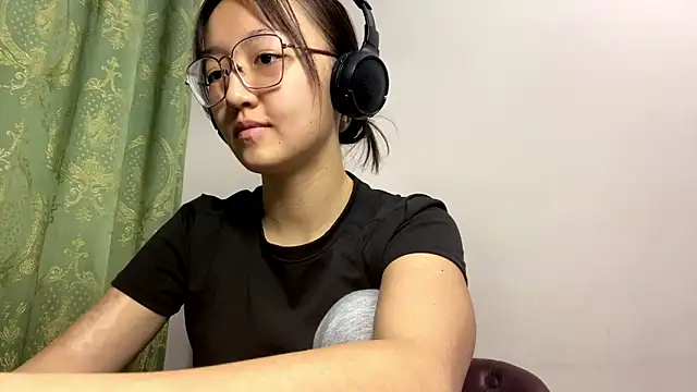 Snapshot of LinaClous chatting on 14, 12, 2025 LinaClous online show from 14, 12, 2025