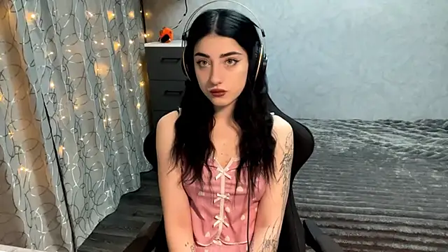 Meowluly online show from 4, 12, 2025