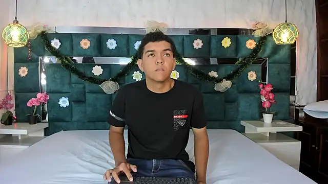 Snapshot of _bonnyandclyde chatting on 14, 12, 2025 bonnyandclyde online show from 14, 12, 2025