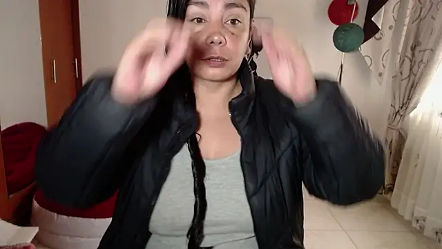 vivian-milf online show from 4, 12, 2025