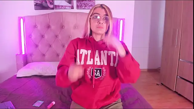 Snapshot of luciana_pink0 chatting on 28, 11, 2025 luciana pink0 online show from 28, 11, 2025