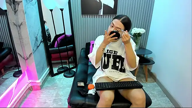 Snapshot of Violettacamss_69 chatting on 27, 11, 2025 Violettacamss 69 online show from 27, 11, 2025