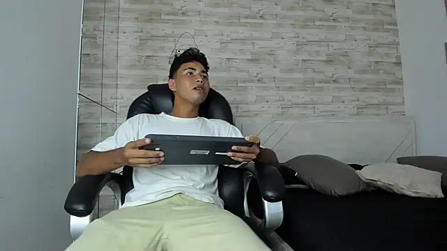 Snapshot of Simon_Pernia chatting on 1, 12, 2025 Simon Pernia online show from 1, 12, 2025