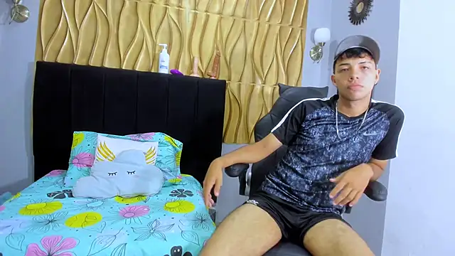 Snapshot of shy_guy18 chatting on 28, 11, 2025 shy guy18 online show from 28, 11, 2025