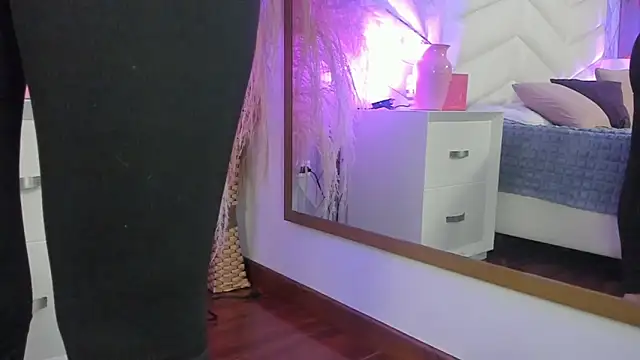 Lizzi Hotman  online show from 17, 4, 2026