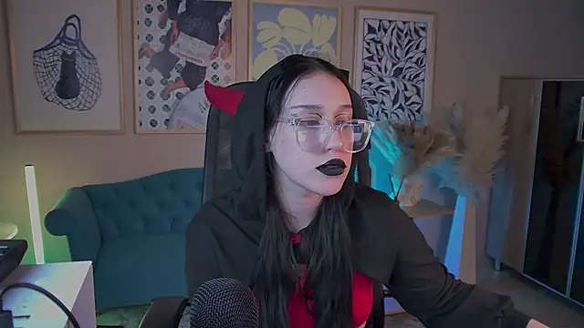 VivianMalone online show from 3, 12, 2025