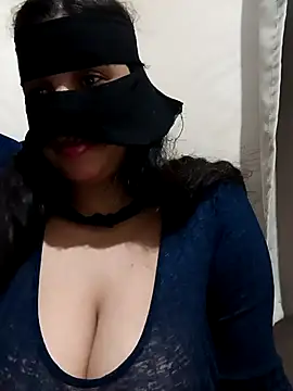 Snapshot of Amou-na chatting on 2, 12, 2025 Amou-na online show from 2, 12, 2025