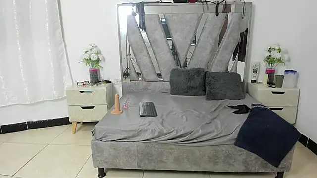 ZoeJhonsom online show from 5, 2, 2026