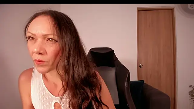 Snapshot of Cleoember_ chatting on 18, 12, 2025 Cleoember online show from 18, 12, 2025