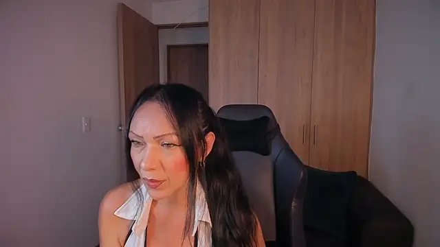 Snapshot of Cleoember_ chatting on 13, 2, 2026 Cleoember online show from 13, 2, 2026