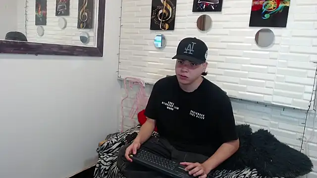 Snapshot of Dylan_fooxx chatting on 15, 12, 2025 Dylan fooxx online show from 15, 12, 2025