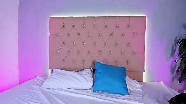 EmmaLawrence  online show from 12, 1, 2026