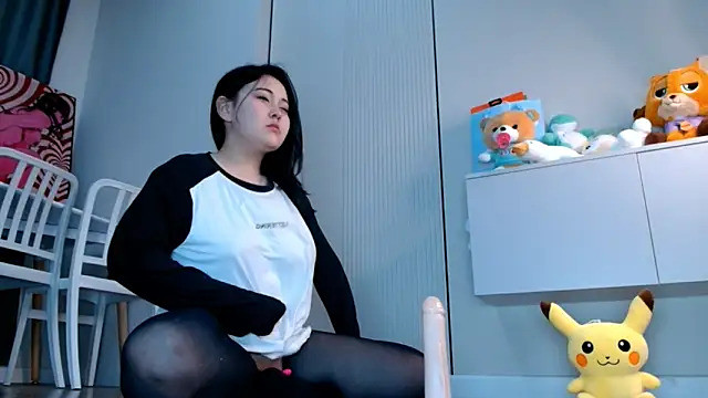 minji snow online show from 15, 4, 2026