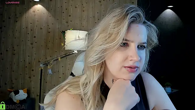 Snapshot of LunasShine chatting on 15, 12, 2025 LunasShine online show from 15, 12, 2025