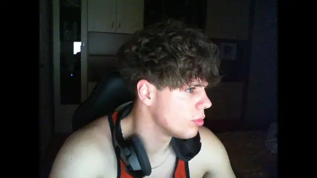 Snapshot of GymGuy0505 chatting on 15, 12, 2025 GymGuy0505 online show from 15, 12, 2025