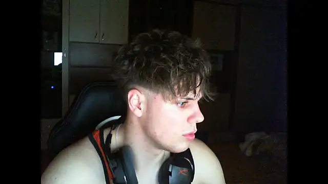 Snapshot of GymGuy0505 chatting on 16, 12, 2025 GymGuy0505 online show from 16, 12, 2025