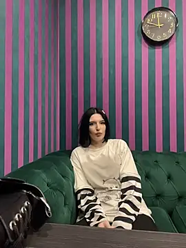 LisaBevy online show from 18, 12, 2025