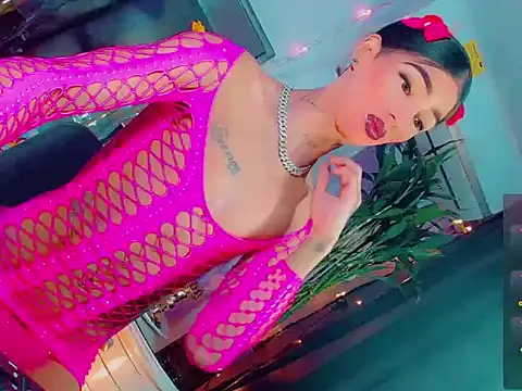 agathaferrer3 online show from 18, 4, 2026