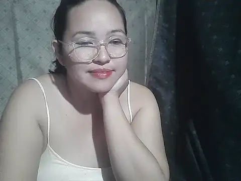 Snapshot of yummy_jyra02167 chatting on 17, 12, 2025 yummy jyra02167 online show from 17, 12, 2025