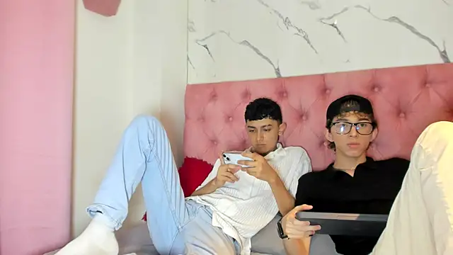 Snapshot of double_temptation2 chatting on 13, 12, 2025 double temptation2 online show from 13, 12, 2025