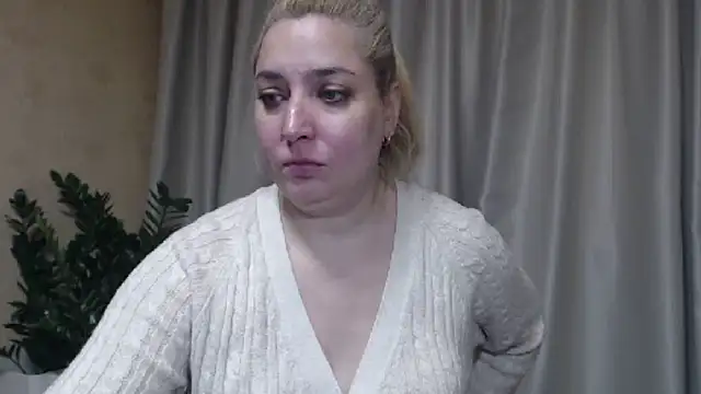 Snapshot of sweetpussy13 chatting on 14, 11, 2025 sweetpussy13 online show from 14, 11, 2025