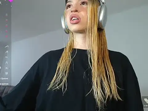 Snapshot of alina_lee chatting on 14, 12, 2025 alina lee online show from 14, 12, 2025