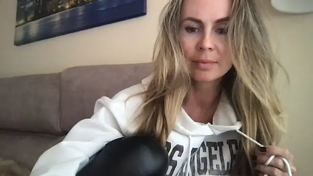 LeMilf online show from 8, 3, 2026