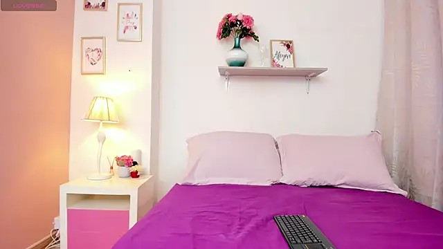 EmmaBell  online show from 17, 12, 2025