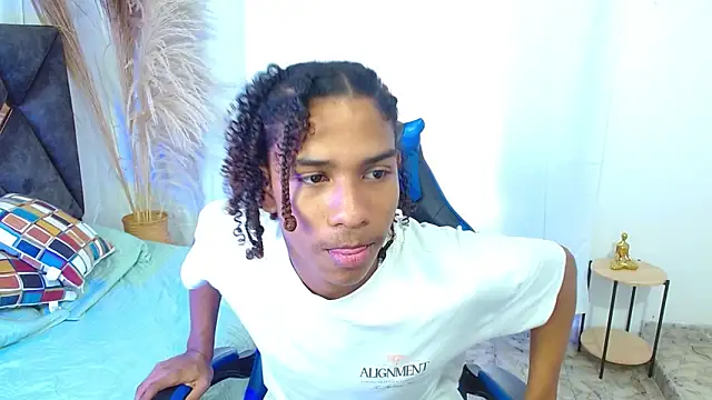 Snapshot of angelll18_ chatting on 18, 12, 2025 angelll18 online show from 18, 12, 2025