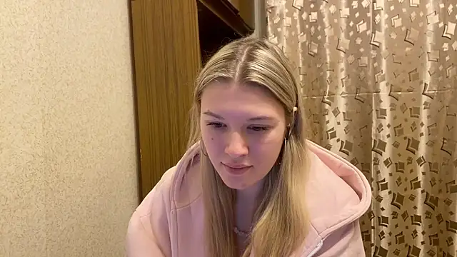 Snapshot of SkyeDavis chatting on 17, 12, 2025 SkyeDavis online show from 17, 12, 2025