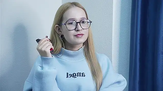 Snapshot of GwynKnispel chatting on 16, 12, 2025 GwynKnispel online show from 16, 12, 2025