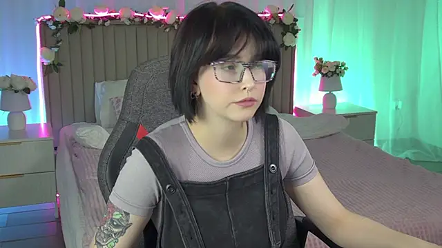 Snapshot of ElenaSomerhalder chatting on 13, 1, 2026 ElenaSomerhalder online show from 13, 1, 2026