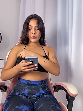 Snapshot of Laurapocah chatting on 18, 12, 2025 Laurapocah online show from 18, 12, 2025