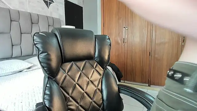 ChannelWhitee  online show from 7, 1, 2026