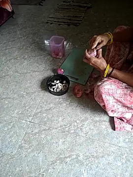 Snapshot of Tamilwifelove chatting on 22, 12, 2025 Tamilwifelove online show from 22, 12, 2025